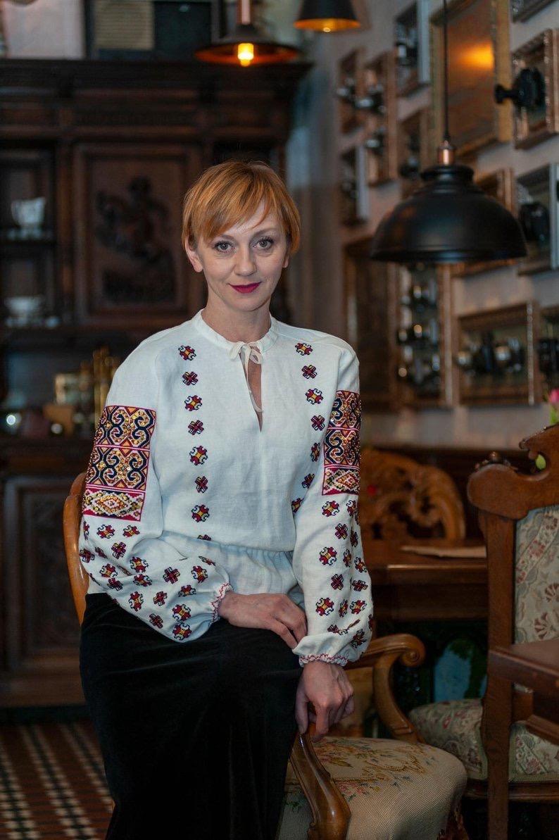 Акторка Римма Зюбіна у відтвореному варіанті вишиванки Ольги Кобилянської